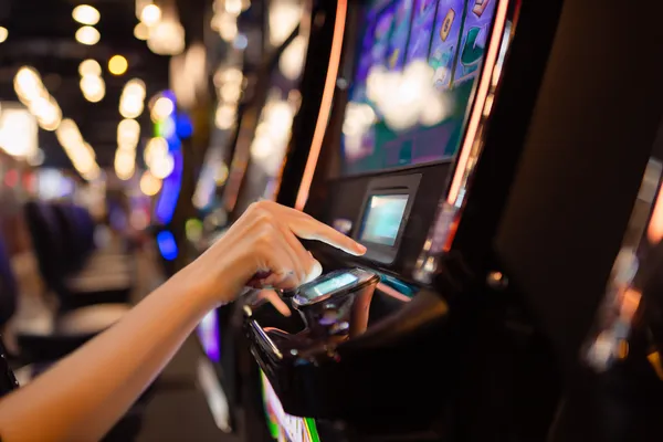 Aplikasi FOOTBALL BET — Nikmati permainan tanpa gangguan di telefon pintar anda Seorang wanita muda berehat dengan telefonnya sementara elemen kasino dinamik terapung di sekelilingnya, menggambarkan pengalaman mudah alih yang lancar daripada aplikasi FOOTBALL BET.