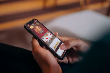 Aplikasi FOOTBALL BET — Pantas, responsif dan dioptimumkan untuk semua peranti Seorang wanita ceria berpakaian tradisional menggunakan telefon pintarnya semasa suasana perayaan, menunjukkan betapa mudahnya aplikasi FOOTBALL BET sesuai dengan kehidupan harian.