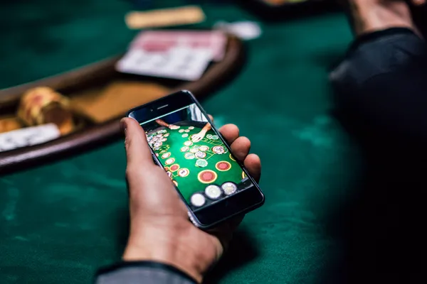Aplikasi Mudah Alih FOOTBALL BET — Pusat lengkap anda untuk kasino dan sukan Seorang lelaki fokus pada komputer ribanya dengan statistik langsung di latar belakang, menonjolkan ciri sukan dan permainan dalam aplikasi mudah alih FOOTBALL BET.